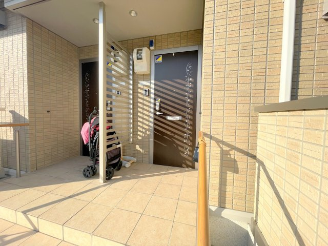 羽曳野市誉田５丁目のアパートのエントランス