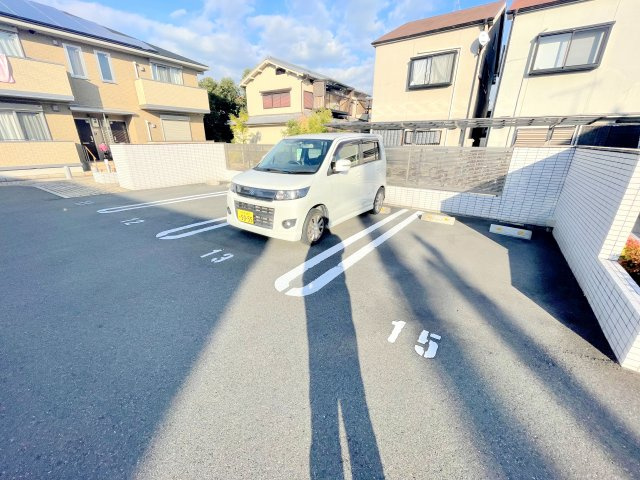 羽曳野市誉田５丁目のアパートの駐車場