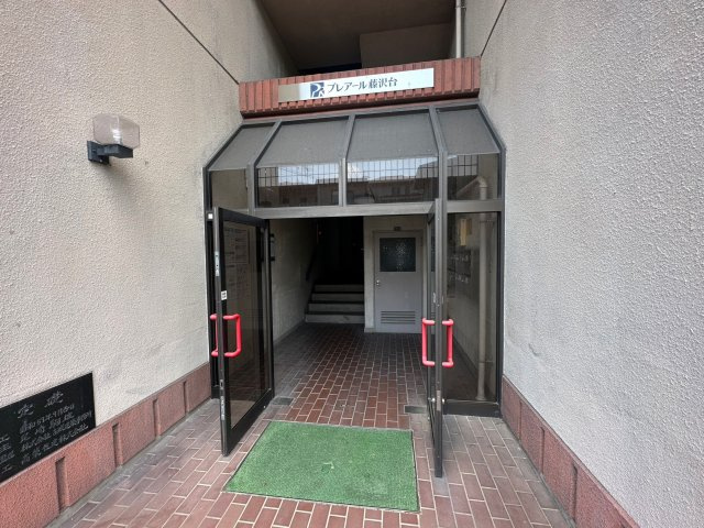 富田林市藤沢台７丁目の賃貸マンションのエントランス