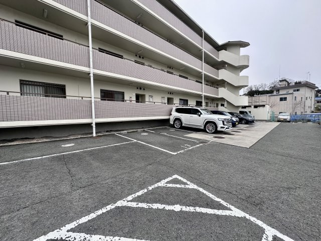 柏原市国分市場２丁目の賃貸マンションの駐車場