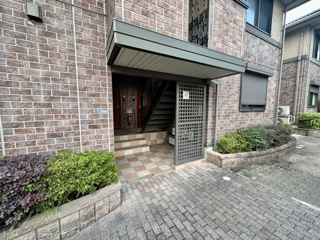 柏原市太平寺２丁目のアパートのエントランス