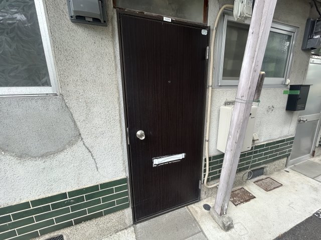 松原市高見の里５丁目のアパートのエントランス