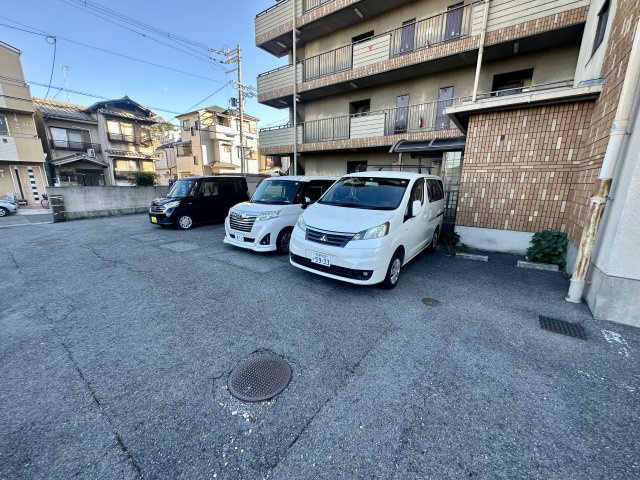 ユーネスト浅野の駐車場