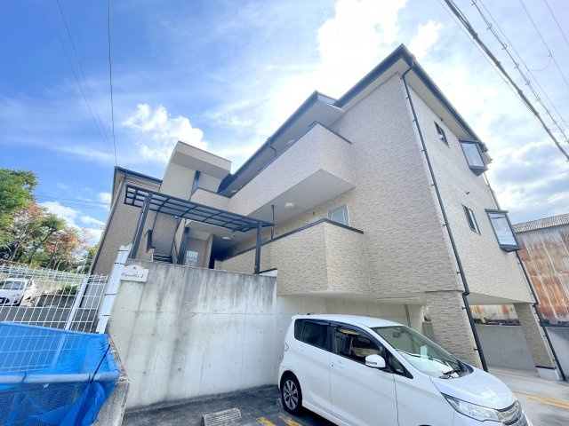 富田林市青葉丘のアパートの外観