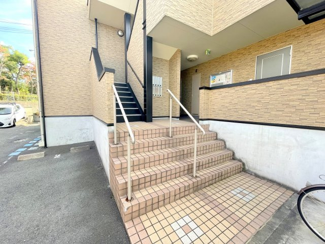 富田林市青葉丘のアパートのエントランス