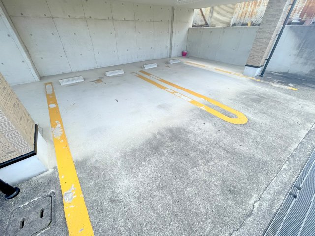 富田林市青葉丘のアパートの駐車場