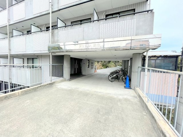 富田林市錦織南１丁目の賃貸マンションのエントランス