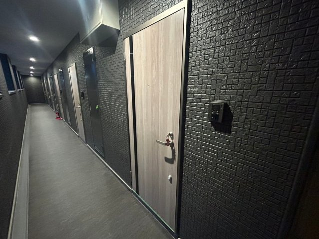 羽曳野市南恵我之荘８丁目のアパートのエントランス