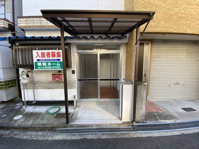 羽曳野市高鷲１０丁目の一戸建てのエントランス