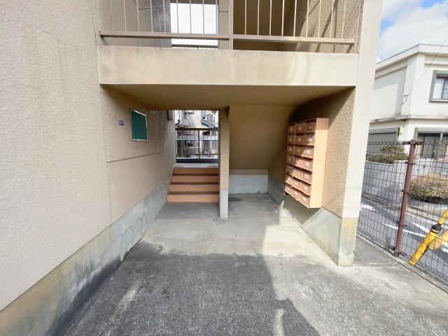 羽曳野市西浦１丁目の賃貸マンションのエントランス