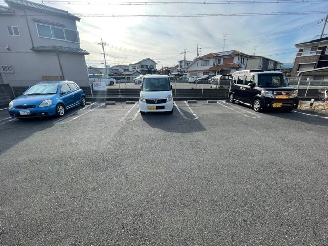 富田林市寿町３丁目のアパートの駐車場