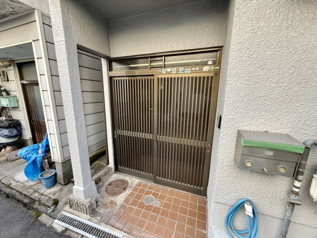 藤井寺市惣社１丁目の一戸建てのエントランス