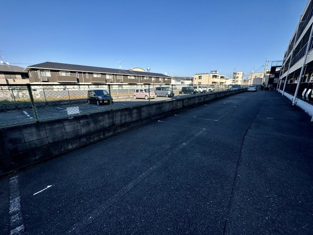 グローバル伸和の駐車場