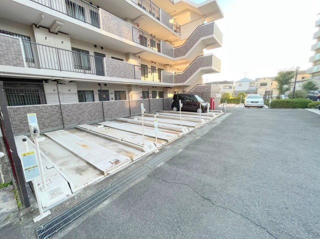 ボヌール錦織公園の駐車場