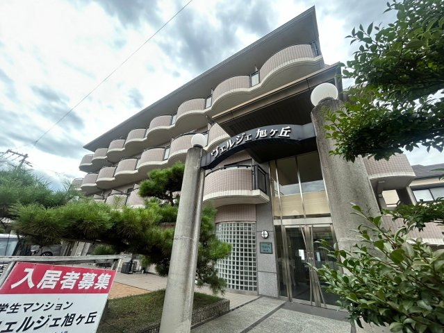 柏原市旭ケ丘３丁目の賃貸マンションのエントランス