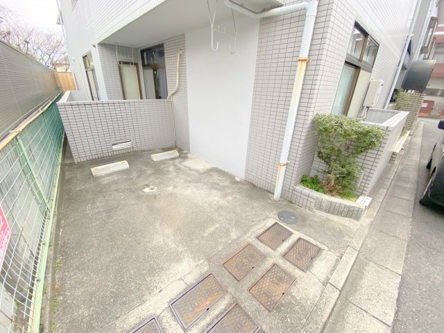 羽曳野市西浦３丁目の賃貸マンションの駐車場