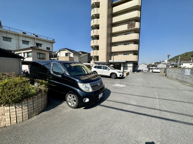 柏原市大県４丁目の賃貸マンションの駐車場