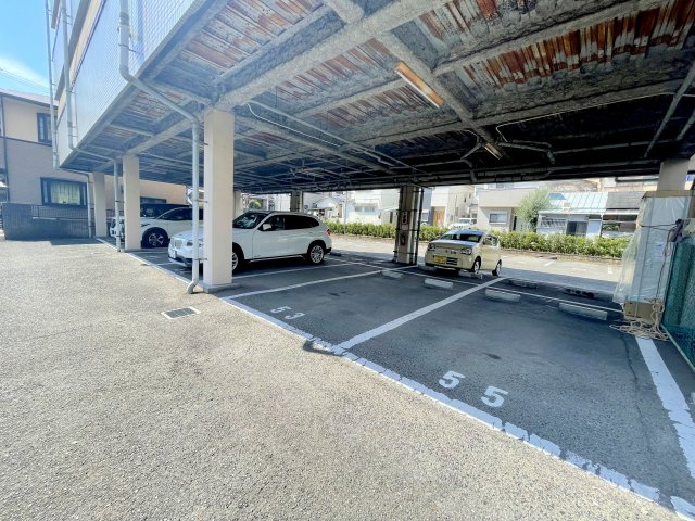 藤井寺市国府３丁目の賃貸マンションの駐車場
