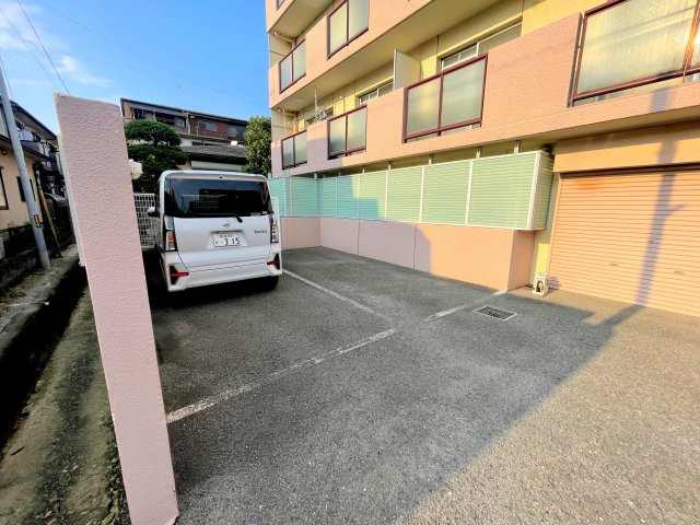 羽曳野市誉田１丁目のアパートの駐車場