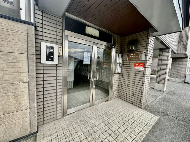 羽曳野市伊賀２丁目のアパートのエントランス