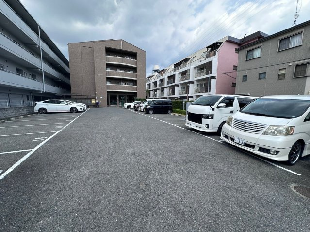 柏原市玉手町の賃貸マンションの駐車場