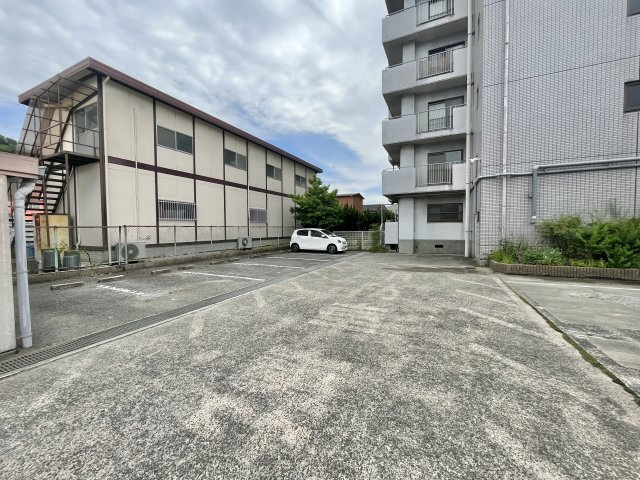 柏原市太平寺２丁目の賃貸マンションの駐車場