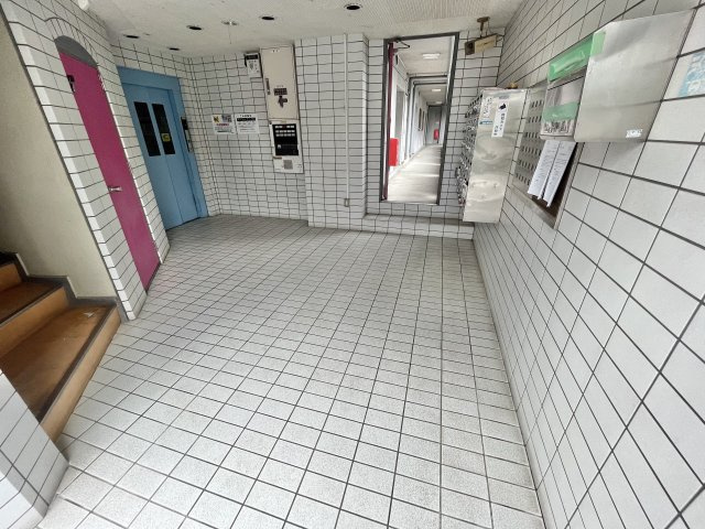 柏原市太平寺２丁目の賃貸マンションのロビー