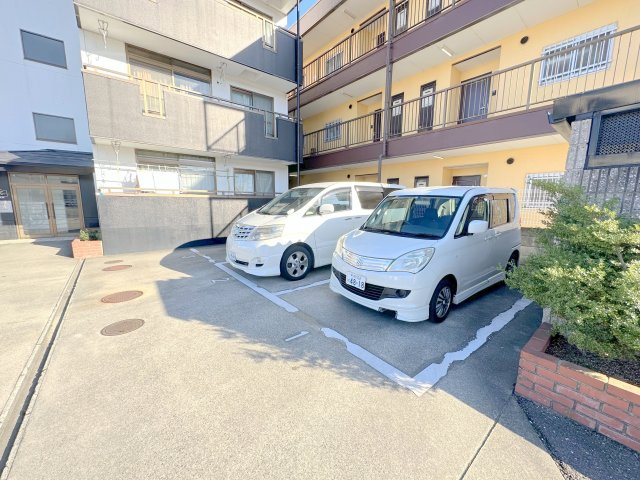 柏原市国分西２丁目の賃貸マンションの駐車場