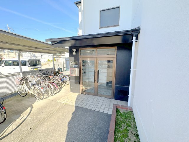 柏原市国分西２丁目の賃貸マンションのエントランス