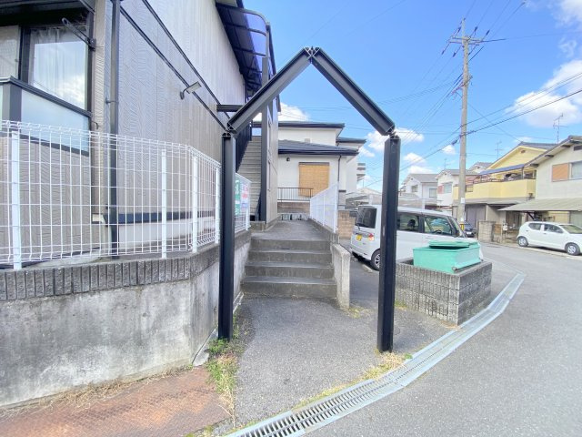 富田林市東板持町２丁目のアパートのエントランス