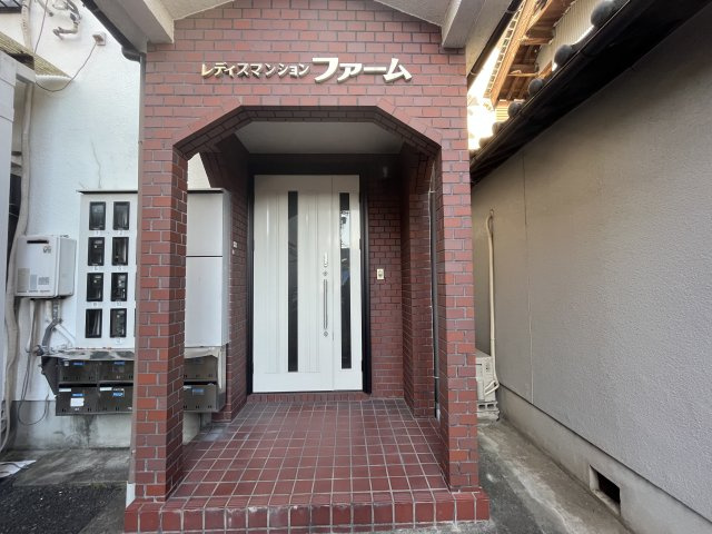 羽曳野市軽里３丁目のアパートのエントランス