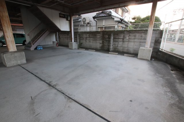 千幸ハイツの駐車場