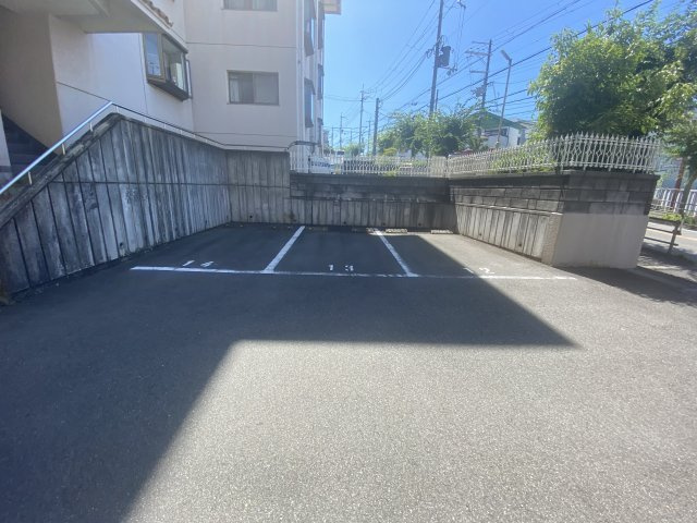 羽曳野市軽里２丁目の賃貸マンションの駐車場