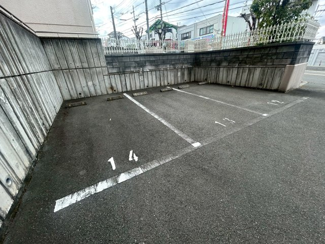 羽曳野市軽里２丁目の賃貸マンションの駐車場