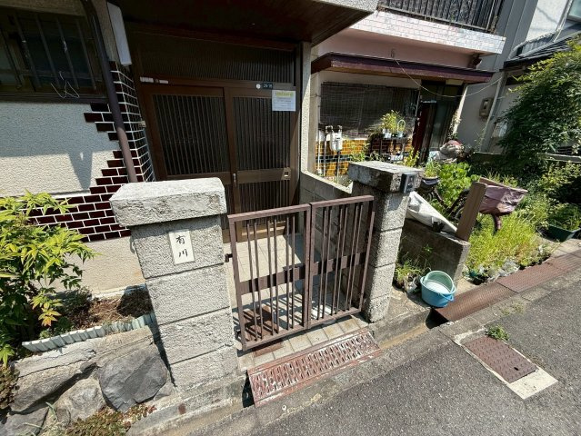 羽曳野市南恵我之荘５丁目の一戸建てのエントランス