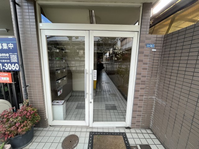 羽曳野市西浦４丁目の賃貸マンションのエントランス