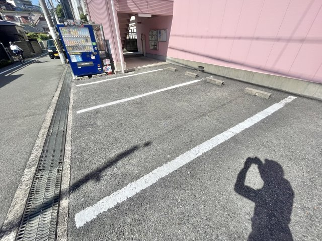 柏原市国分市場２丁目の賃貸マンションの駐車場