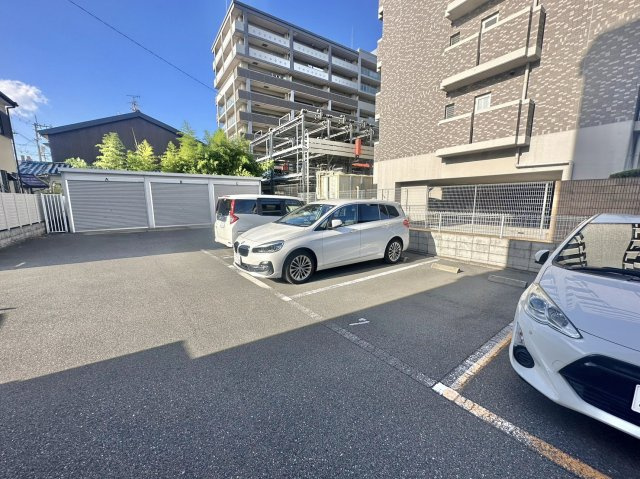 藤井寺市道明寺２丁目の賃貸マンションの駐車場