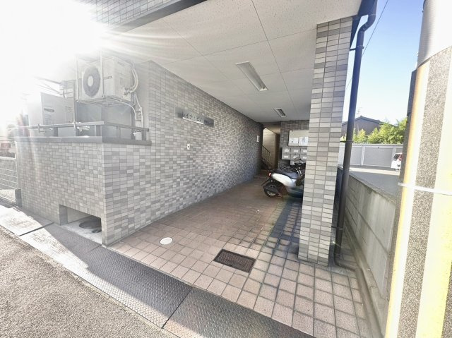 藤井寺市道明寺２丁目の賃貸マンションのエントランス