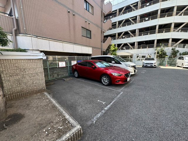 松原市上田３丁目の賃貸マンションの駐車場