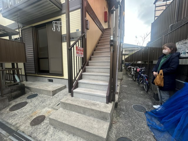 羽曳野市誉田２丁目のハイツのエントランス