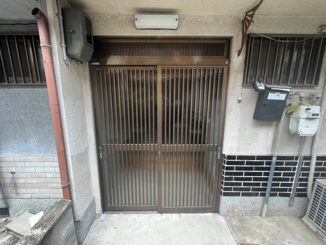 松原市北新町１丁目のアパートのエントランス