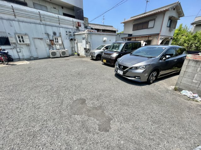 メゾンエルヴィーの駐車場