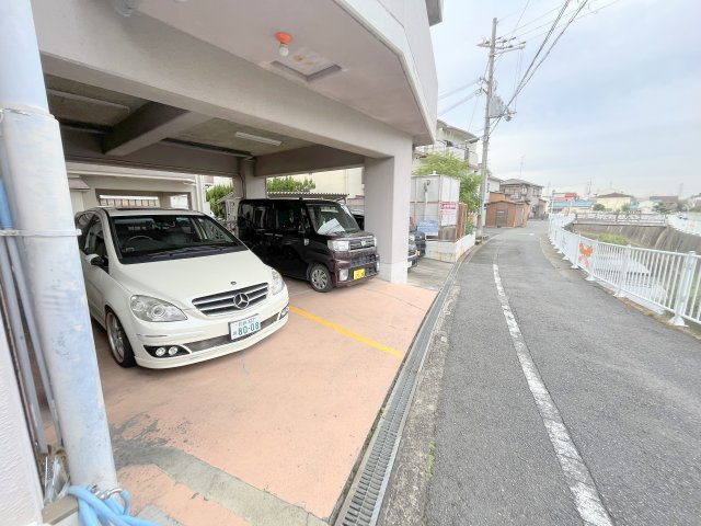 柏原市法善寺４丁目の賃貸マンションの駐車場
