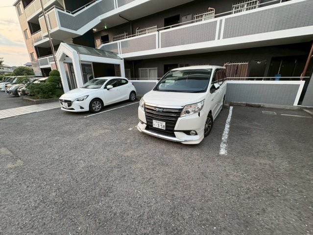 富田林市加太３丁目の賃貸マンションの駐車場