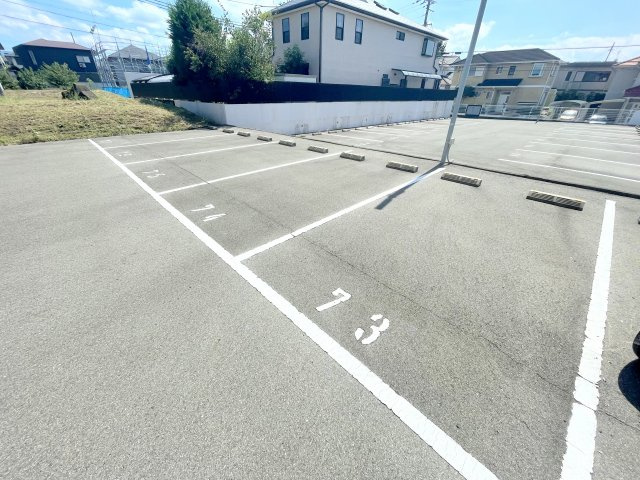 富田林市津々山台４丁目のアパートの駐車場