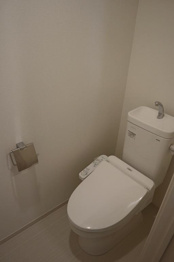 温水洗浄便座付きのトイレです♪