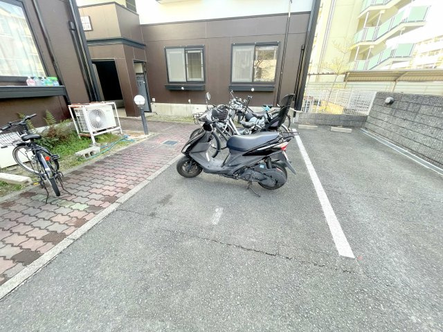柏原市法善寺３丁目のアパートの駐車場