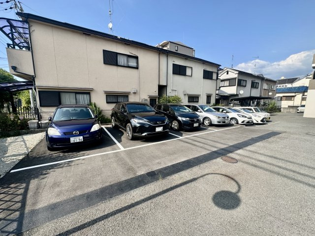 柏原市国分西２丁目の賃貸マンションの駐車場