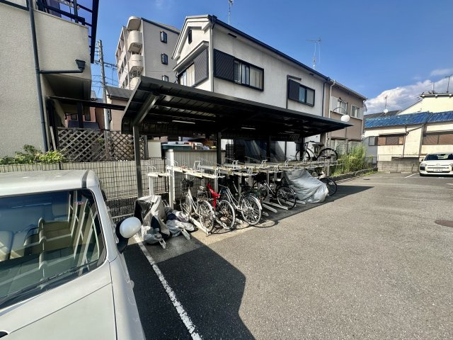柏原市国分西２丁目の賃貸マンションの駐車場